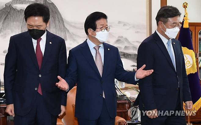 자리로 향하는 양당 원내대표 (서울=연합뉴스) 하사헌 기자 = 더불어민주당 윤호중 원내대표(오른쪽)와 국민의힘 김기현 원내대표(왼쪽)가 28일 오전 국회에서 열린 박병석 국회의장 주재 언론중재법 관련 회동에서 포토타임을 마친 뒤 자리로 향하고 있다. 2021.9.28 [국회사진기자단] toadboy@yna.co.kr