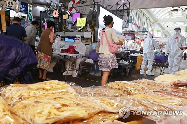 시장 안에 설치된 코로나19 임시선별검사소 (서울=연합뉴스) 한종찬 기자 = 28일 오전 서울 중구 중부-신중부시장 내 설치된 '찾아가는 임시선별검사소'에서 시장 관계자들이 검사를 받고 있다. 중앙방역대책본부(방대본)는 이날 0시 기준 신규 확진자가 2천289명 늘어 누적 30만5천842명이라고 밝혔다.전날(2천383명)보다 94명 줄었으나 국내 코로나19 사태 이후 5번째로 큰 규모다. 2021.9.28 saba@yna.co.kr