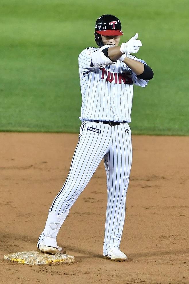 2타점 적시타 LG 이영빈 (서울=연합뉴스) LG 트윈스 이영빈이 28일 서울 잠실구장에서 열린 2021 프로야구 롯데 자이언츠와 LG 트윈스의 경기 6회말 1사 1, 3루에 대타로 출전해 우익수 오른쪽 2타점 적시타를 친 뒤 2루 베이스에서 세리머니를 하고 있다. 2021.9.28 [LG 트윈스 제공. 재판매 및 DB금지] photo@yna.co.kr
