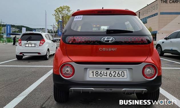 현대차 캐스퍼와 한국지엠 스파크는 전장(3595mm)과 전폭(1595mm)이 같다. 하지만 전고는 캐스퍼(1575mm)가 스파크(1485mm)보다 90mm 더 길다. / 사진 = 안준형 기자