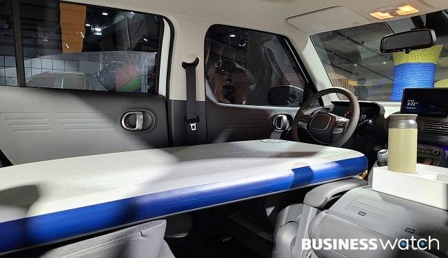 운전석과 뒷자리 등받이를 앞으로 접고 매트를 설치한 캐스퍼 / 사진 = 안준형