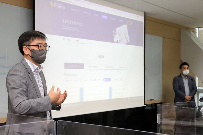 박찬수(왼쪽) 한국출판문화산업진흥원 사무처장과 김진형 산업지원본부장이 29일 서울 마포구 서울산업진흥원 내 출판진흥원 서울사무소에서 언론 대상 출판유통통합전산망 시연을 마치고 기자들 질문에 답하고 있다. (사진=뉴시스)