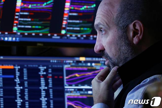 뉴욕증권거래소 내부객장의 한 트레이더 © 로이터=뉴스1