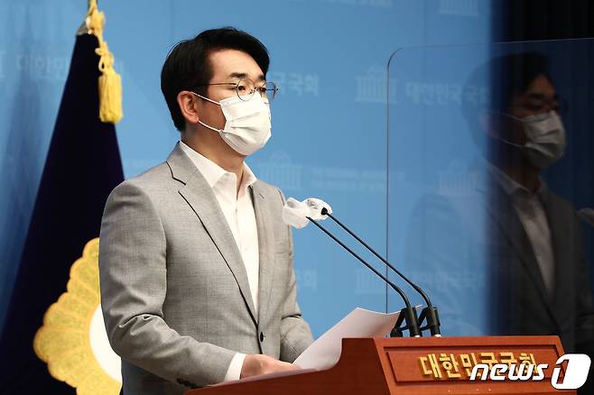 더불어민주당 대선 경선 후보인 박용진 의원이 28일 국회 소통관에서 기자회견을 열고 내일부터 시작되는 2차 선거인단 투표에서 지지를 호소하고 있다. 2021.9.28/뉴스1 © News1 이동해 기자