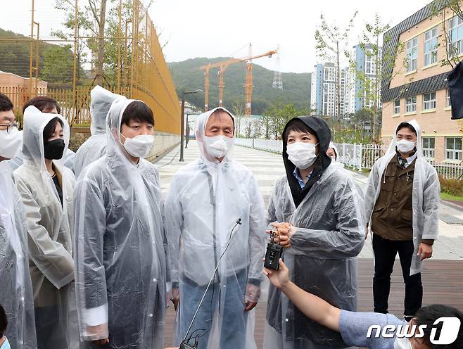 국민의힘 이준석 대표와 김은혜 의원이 29일 오전 경기 성남시 판교대장동 개발 특혜의혹 진상조사를 위해 판교대장동 일대를 방문해 공사현장을 둘러본 뒤 취재진의 질문에 답하고 있다. 2021.9.29/뉴스1 © News1 국회사진취재단