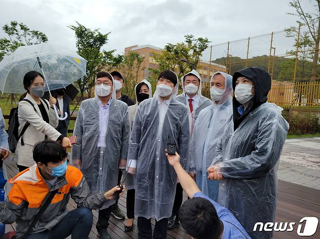 이준석 국민의힘 대표가 29일 오전 경기 성남시 분당구 대장동에서 원주민들과 함께 부동산 개발 특혜 의혹 진상규명을 위한 현장조사를 펼치고 있다. 2021.9.29/뉴스1 © News1 국회사진취재단