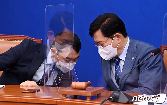 송영길 더불어민주당 대표가 29일 서울 여의도 국회에서 열린 최고위원회의에서 김용민 최고위원과 대화하고 있다. 2021.9.29/뉴스1 © News1 구윤성 기자