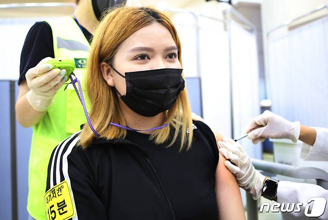 추석연휴 이후 48명의 확진자가 무더기로 나온 칠곡군이 외국인 근로자들의 코로나 검사를 독려하고 있는 가운데 29일 칠곡보건소에서 한 베트남 출신 근로자가 백신접종을 하고 있다. (칠곡군 제공) 2021.9.29/뉴스1 © News1 정우용 기자