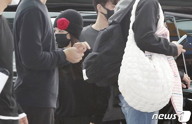 그룹 블랙핑크(BLACk PINK) 제니가 파리 패션위크 참석을 위해 29일 인천국제공항에 도착하고 있다.  © News1 권현진 기자