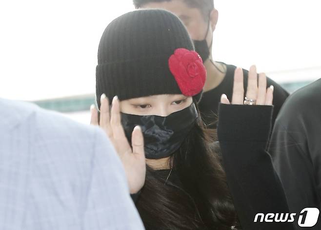 블랙핑크(BLACk PINK) 제니가 파리 패션위크 참석을 위해 29일 인천국제공항을 통해 프랑스 파리로 출국하며 시크한 손인사를 하고 있다. © News1 권현진 기자