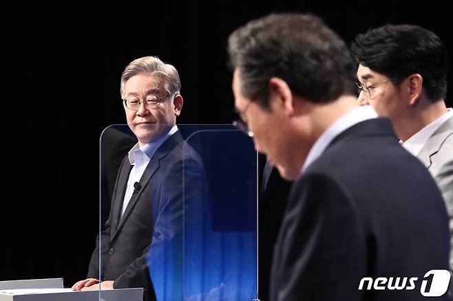 이재명 더불어민주당 대선 경선 후보(왼쪽)가 28일 서울 목동 SBS에서 열린 더불어민주당 제20대 대선 후보 TV토론에 참석해 리허설 준비를 하고 있다. 2021.9.28/뉴스1 © News1 국회사진취재단