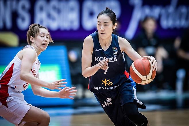 한국 여자농구 대표팀 박혜진이 29일 일본과의 아시안컵 A조 예선 3차전에서 돌파를 시도하고 있다.(국제농구연맹 홈페이지 캡쳐)© 뉴스1