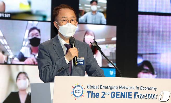 제2회 지니포럼 개막식에 참석해 개회사를 하고 있는 김사열  대통령직속 국가균형발전위원장.2021.9.29/© 뉴스1 유경석기자