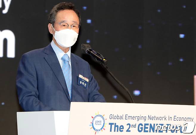 제2회 지니포럼 개막식에 참석해 축사를 하고 있는 송하진 전북도지사.2021.9.29/© 뉴스1 유경석기자© 뉴스1