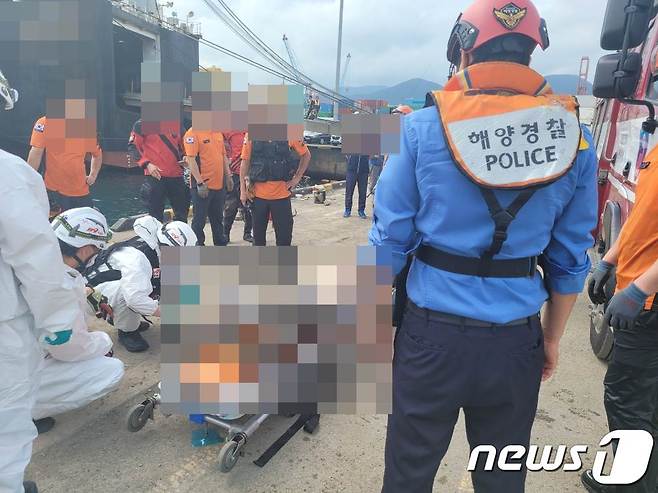 해경이 익수자를 구조해 응급처치를 하고 있다(부산해경 제공)© 뉴스1