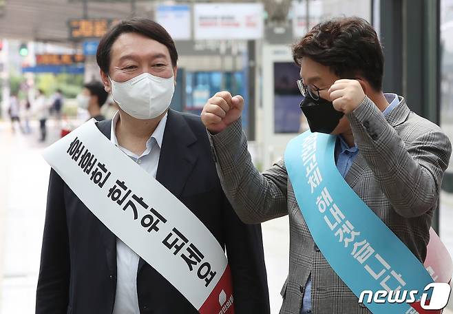 윤석열 국민의힘 대선 경선 후보(왼쪽)가 19일 오전 서울 중구 봉래동 서울역에서 귀성길 명절인사 중 권성동 의원과 대화를 나누고 있다. 2021.9.19/뉴스1 © News1 박정호 기자