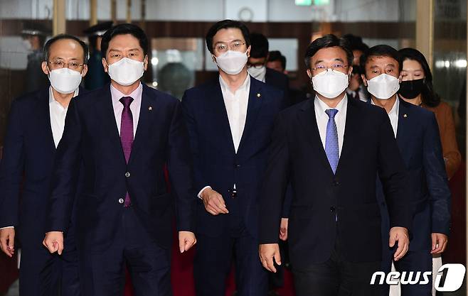 윤호중 더불어민주당 원내대표와 김기현 국민의힘 원내대표가 29일 국회에서 열린 박병석 국회의장 주재 언론중재법 관련 회동을 마친 뒤 의장실을 나서고 있다. 양당 원내대표는 각 당의 의견을 더 모은 뒤 오후 4시 국회에서 다시 만나 논의하기로 했다. 2021.9.29/뉴스1 © News1 오대일 기자