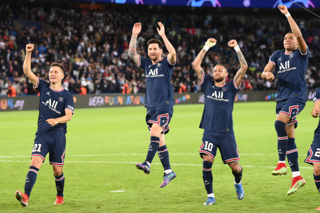 메시, 네이마르, 음바페 등 PSG 선수들이 승리 뒤 홈팬들을 향해 두팔 들고 환호하고 있다. 파리|AFP 연합뉴스