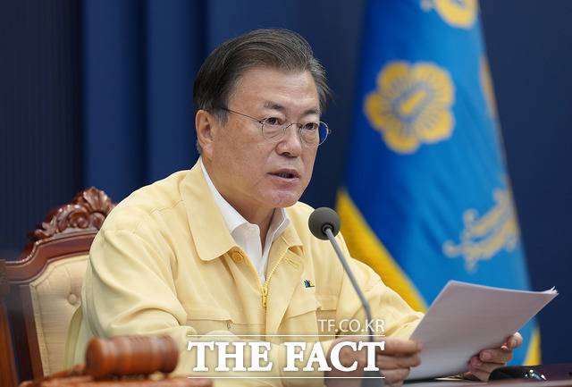 코로나19 4차 대유행이 석 달째 지속되는 가운데 문재인 대통령은 28일 국무회의에서 K-방역과 관련해 "정부와 국민과 기업이 함께 힘을 모아 이룩한 국가적 성취로서 충분히 자부심을 가질 만하다"고 밝혔다. 문 대통령이 이날 청와대에서 국무회의를 주재하는 모습. /청와대 제공