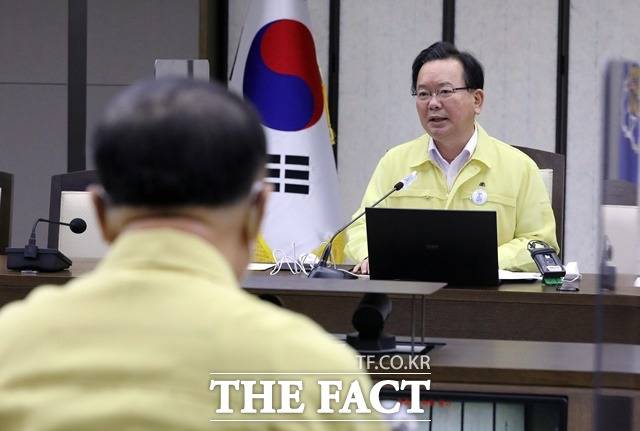 김부겸 국무총리는 28일 오전 정부세종청사에서 열린 코로나19 대응 중앙재난안전대책본부회의에서 "단계적 일상회복은 우리가 반드시 가야 할 길"이라고 말했다. /뉴시스