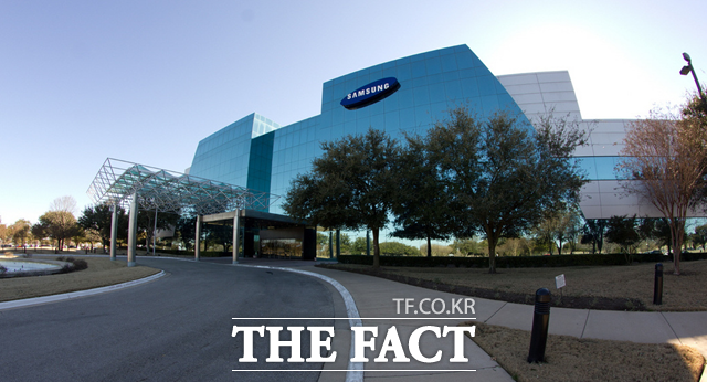 삼성전자의 20조 원 투자 규모 미국 반도체 공장 건설 계약 건이 마무리 단계에 있다고 로이터통신이 소식통을 인용해 29일 보도했다. 사진은 미국 텍사스주 오스틴시에 있는 삼성전자 반도체 공장. /뉴시스
