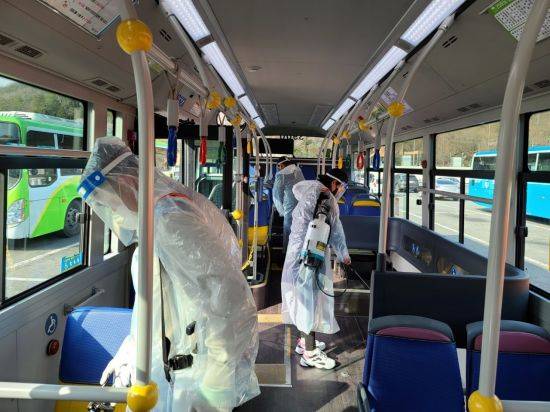 경남 창원시 희망근로자들이 차고지에 도착한 시내버스에 방역 조치를 하고 있다.[이미지출처=창원시]