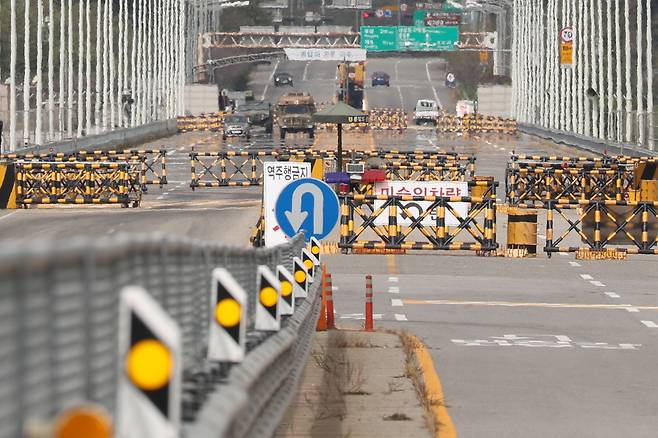 지난 28일 경기도 파주시 통일대교에서 차량이 이동하고 있다. 기사 내용과 직접적인 관련 없음. /연합뉴스