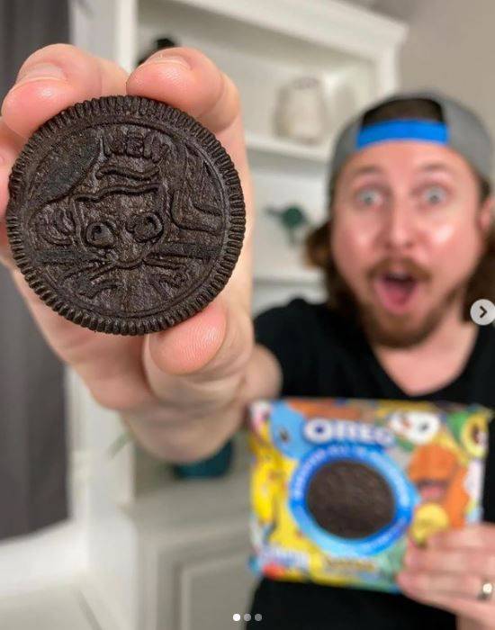 포켓몬 '뮤' 캐릭터가 새겨진 오레오 쿠키/오레오 공식 인스타그램