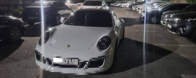 주차장을 막고 있는 포르쉐 차량. /보배드림