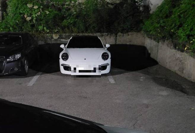 포르쉐 차량이 주차 공간을 두 자리 차지하고 있다. /보배드림