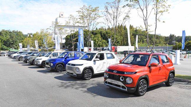 여러 색상의 캐스퍼가 시승행사를 위해 대기하고 있는 모습. ⓒ현대자동차