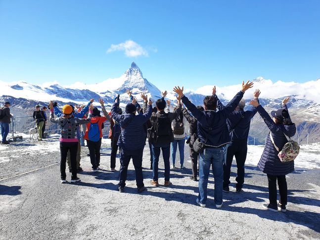 지난 21일 관광객들이 스위스 고르너그라트 전망대에서 마테호른을 바라보며 환호하고 있다.ⓒ롯데관광개발