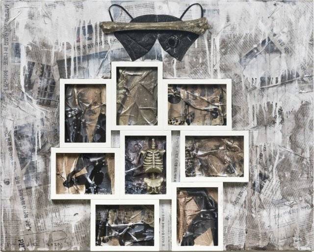 서울 종로구 가나아트센터에서 선보인 신작 ‘음과 양 20-S, 2’(2020년). 시대상을 작품에 반영하는 작가는 자가 격리, 지친 의료진, 외국인 입국 제한 등을 다룬 코로나 시대의 신문기사를 작품 배경에 뒀다. 가나아트센터 제공