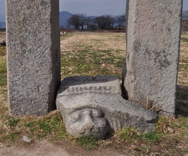 28일 보물로 지정 예고된 ‘경주 분황사 당간지주’. 당간 하부 돌단이 거북 모양이다. 문화재청 제공