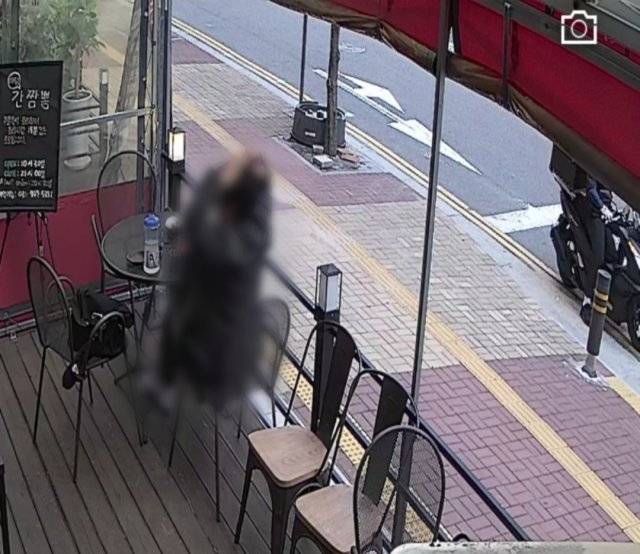 식사를 마친 여성 손님이 자신의 머리카락을 뽑는 모습. A 씨 제공