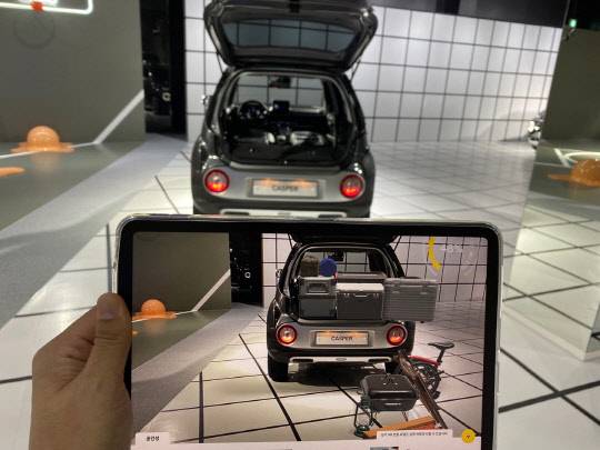 경기 기흥구 캐스퍼 스튜디오 1층에 전시된 캐스퍼 차량. 태블릿 PC의 증강현실(AR) 기능을 통해 캠핑장비를 실어볼 수 있다. 장우진 기자