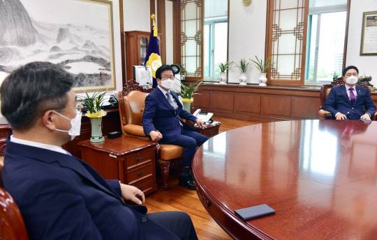 박병석 국회의장과 더불어민주당 윤호중 원내대표, 국민의힘 김기현 원내대표가 29일 국회 의장실에서 국회의장 주재 언론중재법 관련 회동을 하고 있다.   [국회사진기자단]