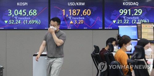 29일 명동 하나은행 본점 딜링룸 모습.                                                                         연합뉴스