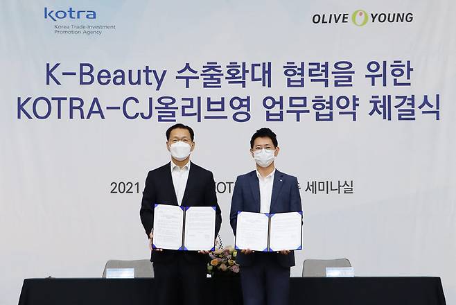 CJ올리브영이 29일 오전, KOTRA와 K뷰티 수출 활성화를 위한 업무협약을 체결했다. 정윤규 CJ올리브영 경영지원담당 상무(오른쪽)와 김상묵 KOTRA 혁신성장본부장(왼쪽)이 기념 촬영을 하고 있다.