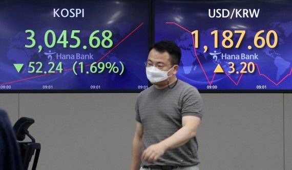 29일 오전 서울 중구 하나은행 명동점 딜링룸 전광판의 코스피지수가 전일 대비 급락세를 보이고 있다. 밤사이 미국 증시는 국채금리 급등에 기술주를 중심으로 급락해 2%넘게 하락했다. 2021.9.29/뉴스1 © News1 박세연 기자 /사진=뉴스1