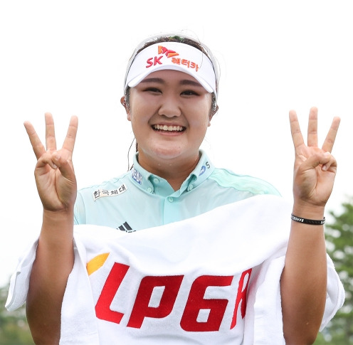 2021년 한국여자프로골프(KLPGA) 투어 엘크루-TV조선 프로 셀러브리티 대회 마지막 날 연장전에서 최혜진을 제치고 우승을 차지한 유해란 프로. 사진제공=KLPGA