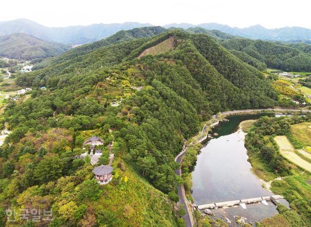 척야산문화수목원과 용호강. 탐방로는 산등성이를 넘어 강과 나란한 마을 도로를 따라 연결된다. 약 1시간 코스다.