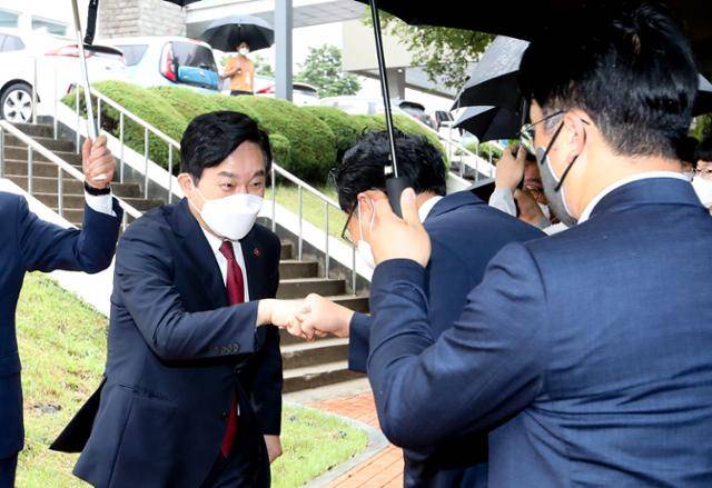 대선 출마를 선언하고 지사직을 사퇴한 원희룡 전 제주지사가 지난달 11일 오전 제주도청 별관 옆에서 재임 기념 식수 행사에 앞서 관계자들과 주먹 인사를 하고 있다. 뉴시스