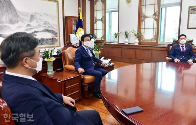 박병석(가운데) 국회의장과 윤호중 더불어민주당 원내대표, 김기현 국민의힘 원내대표가 29일 국회 의장실에서 국회의장 주재 언론중재법 관련 회동을 갖고 있다. 오대근 기자