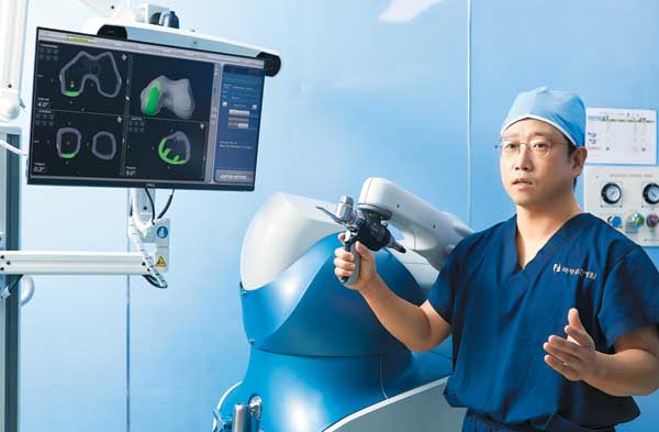 목동힘찬병원 황보현 원장이 마코 로봇을 이용한 인공관절 부분치환술에 관해 설명하고 있다. /신지호 헬스조선 기자