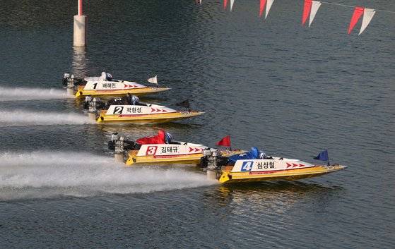 미사리 경정장에서 선수들이 스타트 지점을 통과하고 있다. 경륜경정총괄본부