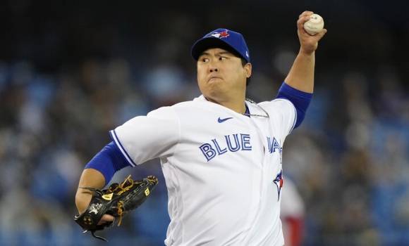 10일짜리 부상자 명단(IL)에서 나와 선발 등판 복귀전을 치른 류현진이 29일(한국시간) 열린 뉴욕 양키스와 홈 경기에서 투구하고 있다. 그러나 류현진은 이날 4.1이닝 3실점하면서 패전투수가 됐고 시즌 10패째(13승)를 당했다. [사진=뉴시스]