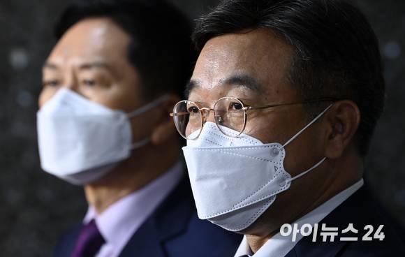 윤호중 더불어민주당 원내대표(오른쪽)와 김기현 국민의힘 원내대표가 29일 서울 여의도 국회에서 박병석 국회의장 주재로 열린 언론중재법 관련 여야 원내대표 회동을 마치고 합의문을 발표한 뒤 취재진의 질의에 답변하고 있다.