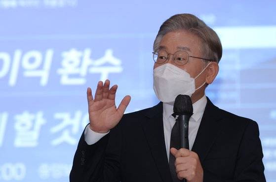 이재명 경기지사가 28일 서울 여의도 중앙보훈회관에서 열린 개발이익 환수 법제화 긴급토론회 ‘개발이익 환수 어떻게 할 것인가?’에서 축사를 하고 있다. 이 지사는 이날