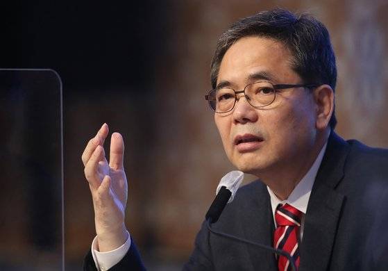 지난해 11월 당시 국민의힘 대구시당위원장 시절 곽상도 의원이 대구·경북 중견언론인모임인 아시아포럼21 정책토론회에 참석해 발언하는 모습.  뉴스1